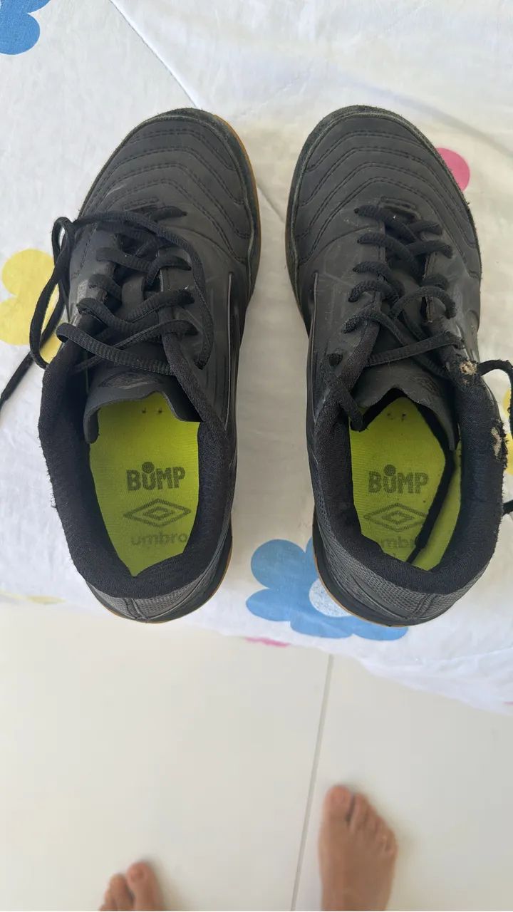 Vendo chuteira da umbro - preta - tamanho 37/38. - Foto 2