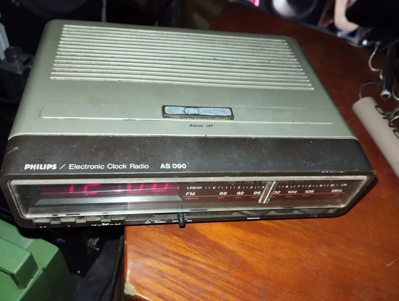 Rádio relógio despertador antigo Philips, funcionando. - Foto 2