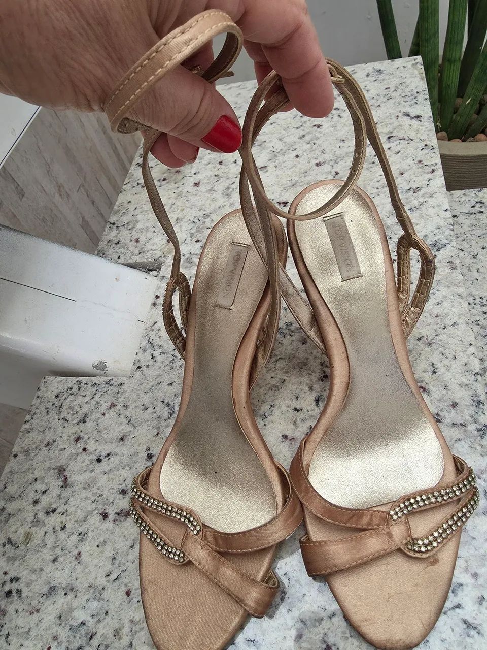 Sandália com strass dourada - Foto 3