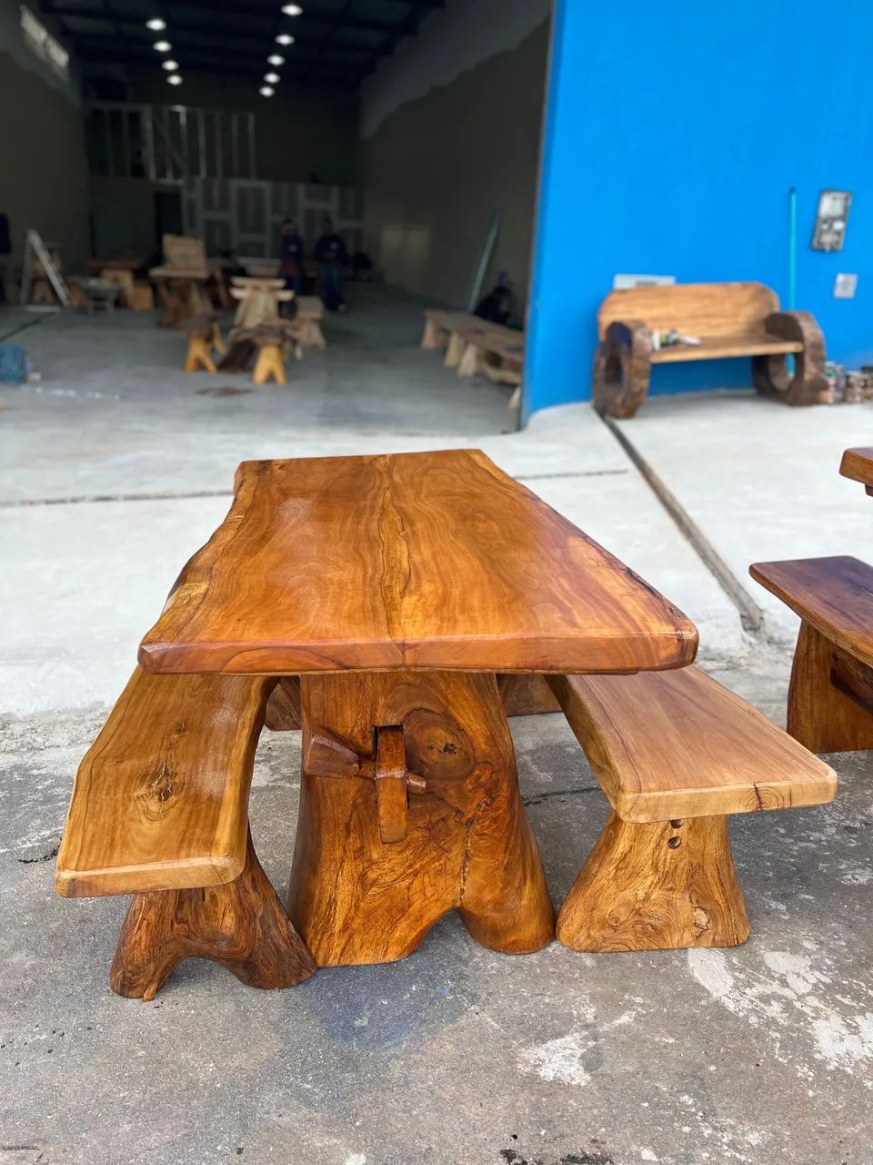 Mesa de madeira maciça - entrega imediata