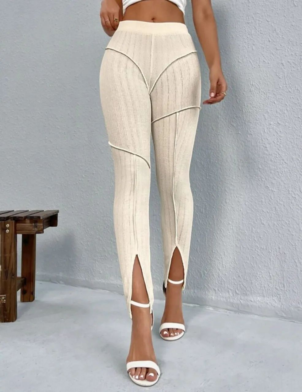 Calça em malha com fenda frontal 