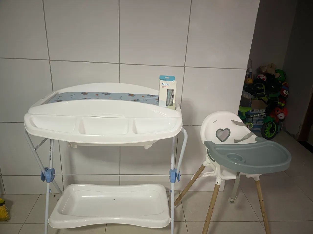 Banheira e cadeira de alimentação e cortador de unha - Foto 2