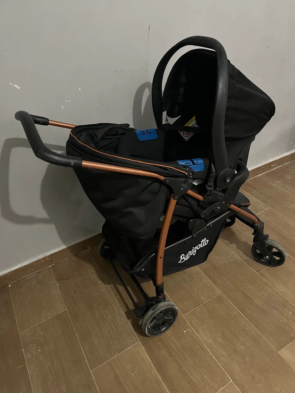Carrinho com bebê conforto 