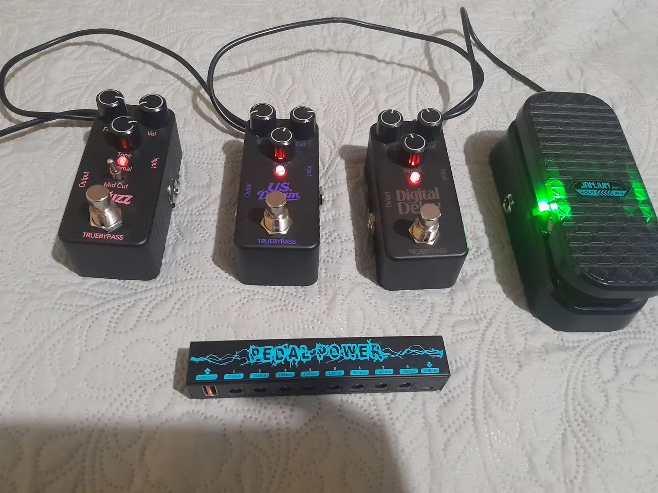 Vendo Pedais e fonte