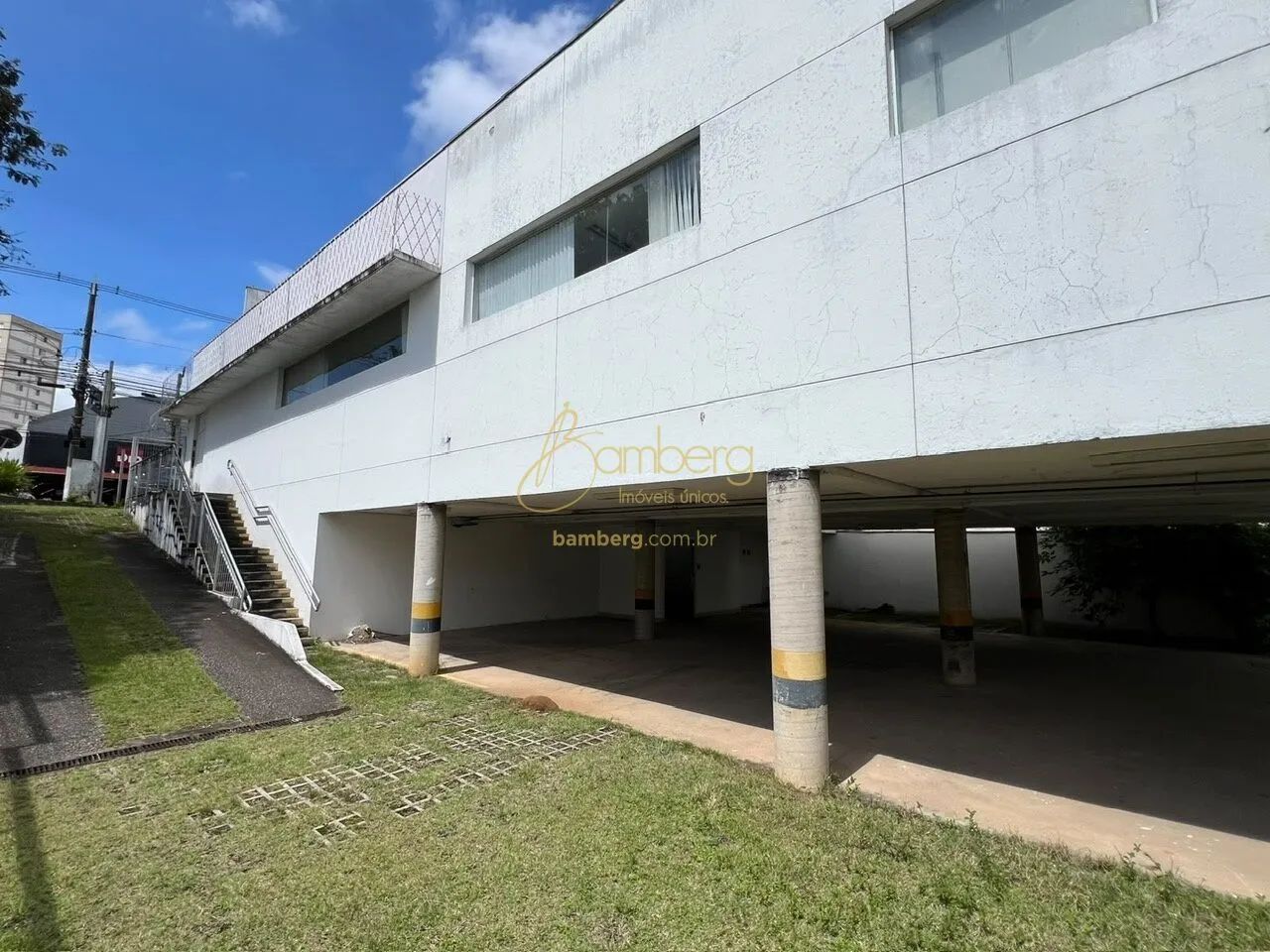 Imóvel comercial de esquina | 653 m² úteis | 12 vagas.