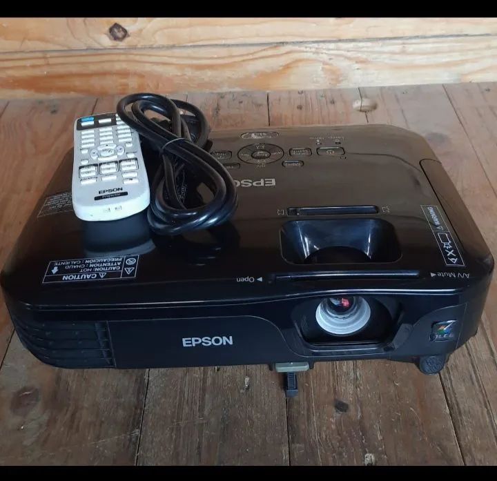 Projetor Epson s12+ funciona normalmente 