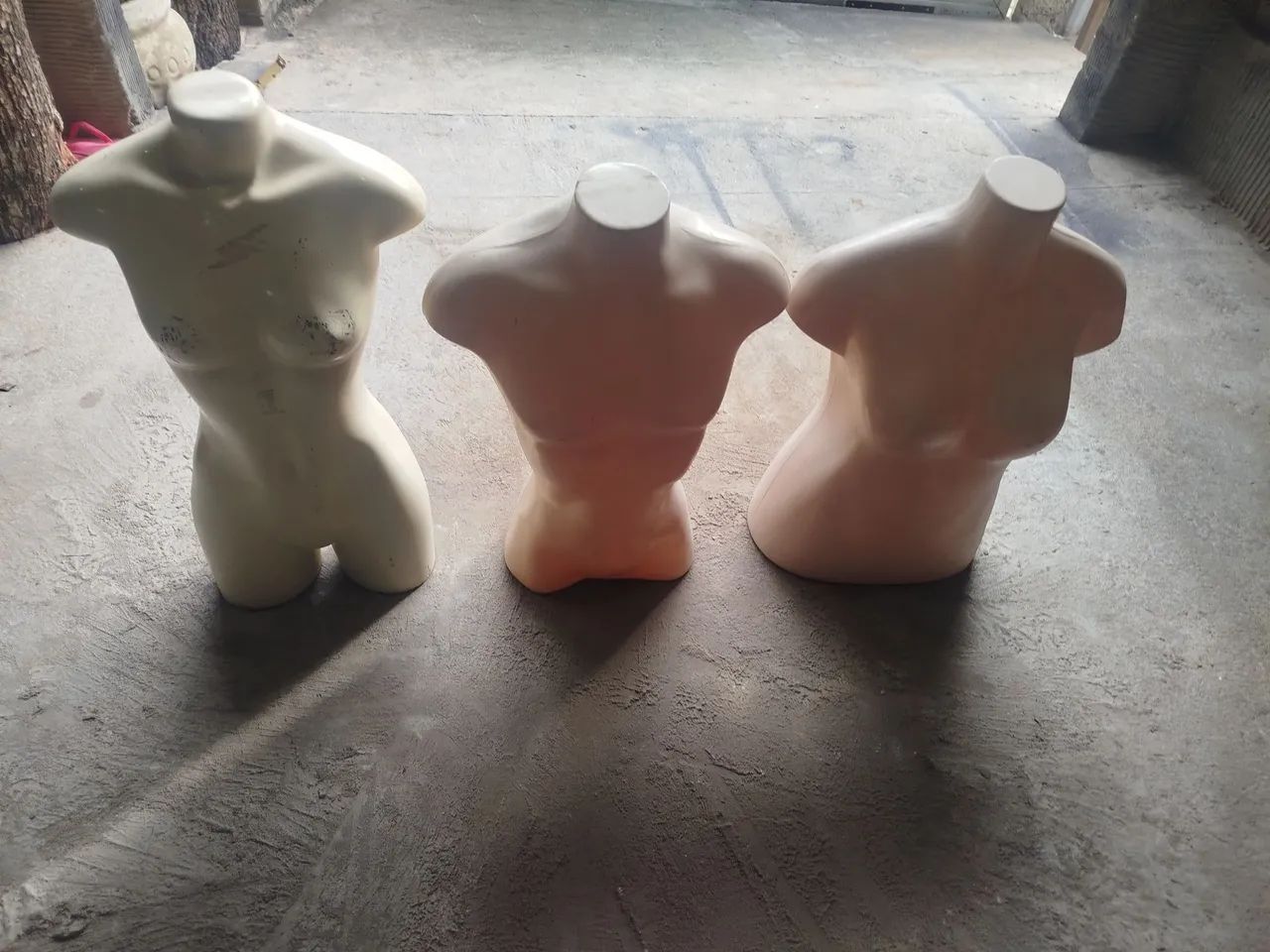 Manequim feminino e masculino.