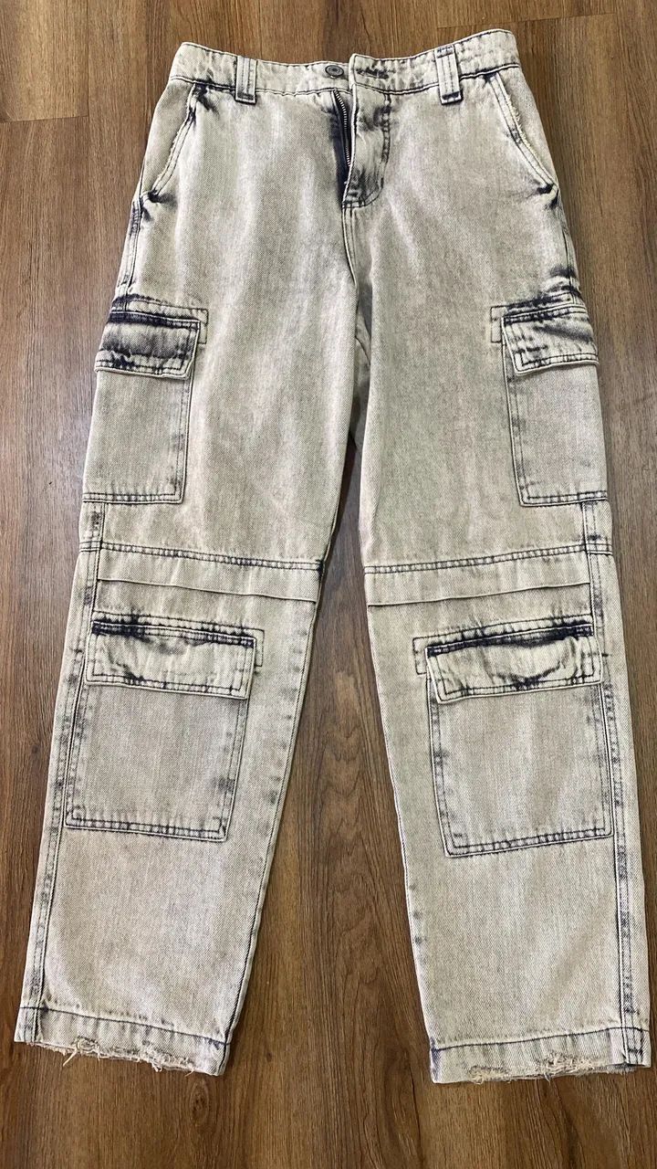 calça cargo em jeans estonado com bolsos