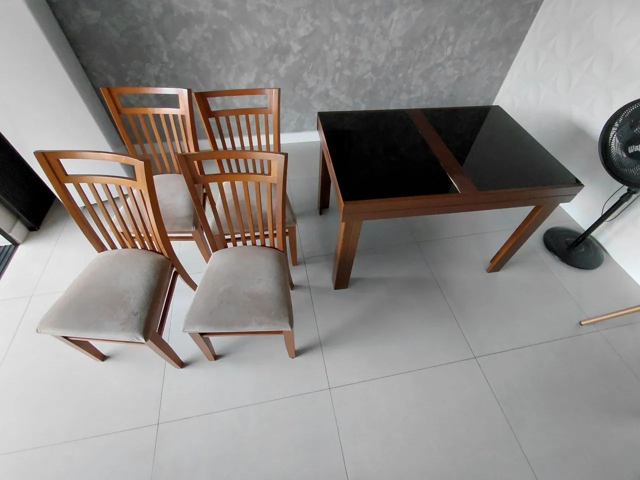 Mesa retrátil com 4 cadeiras