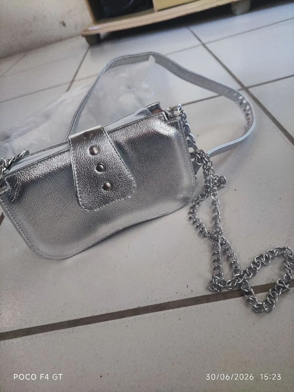 Bolsa Feminina Prata Metalizada com Alça de Corrente - Nova - Foto 3