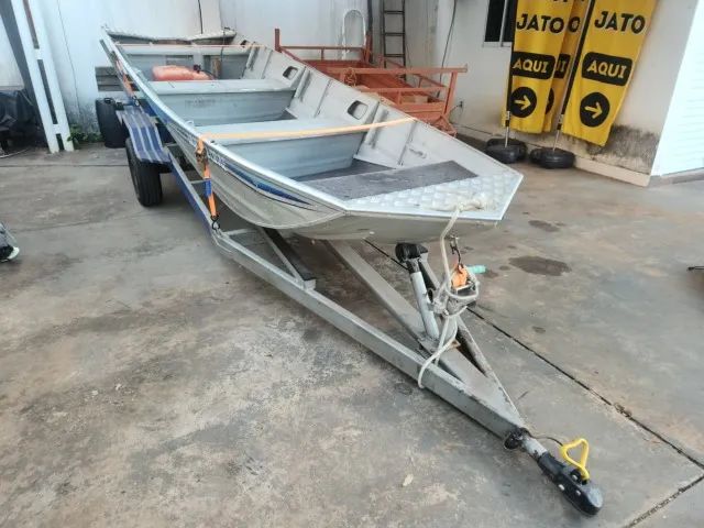 Canoa de 5 Metros com Carretinha e Motor 15 HP