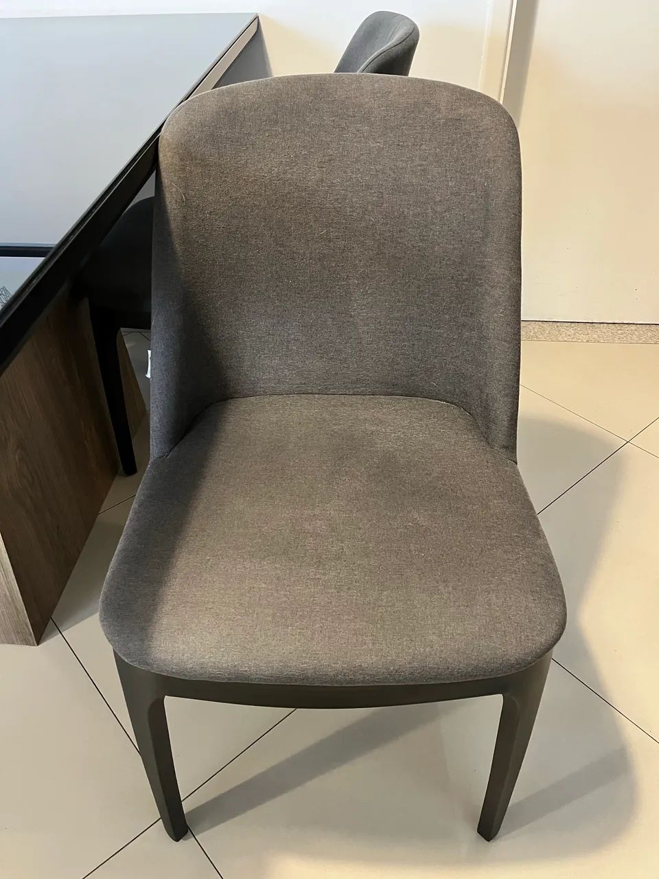 Mesa com tampo de vidro preto e 4 cadeiras - Foto 3