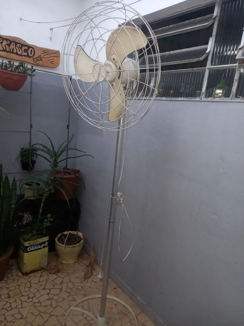 Ventilador com base usado
