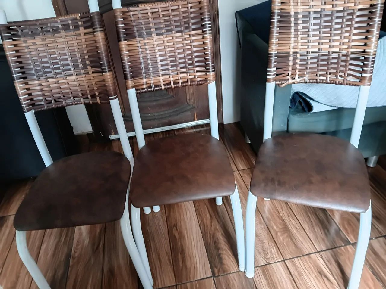 Vendo mesa com 4 cadeiras - Foto 2