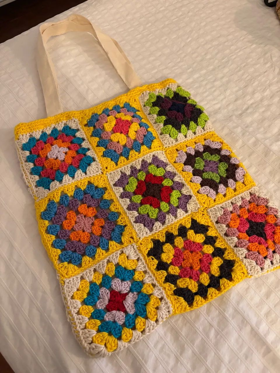 Bolsa de crochê com fecho e forrado