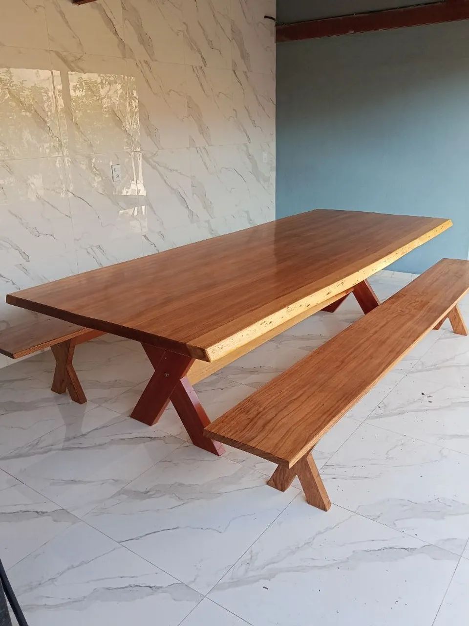 Mesa de madeira maciça com bancos - Foto 4