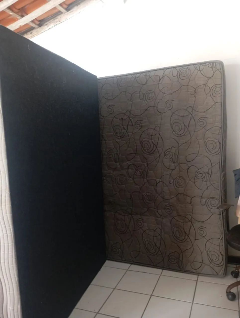 Colchão com base de casal.