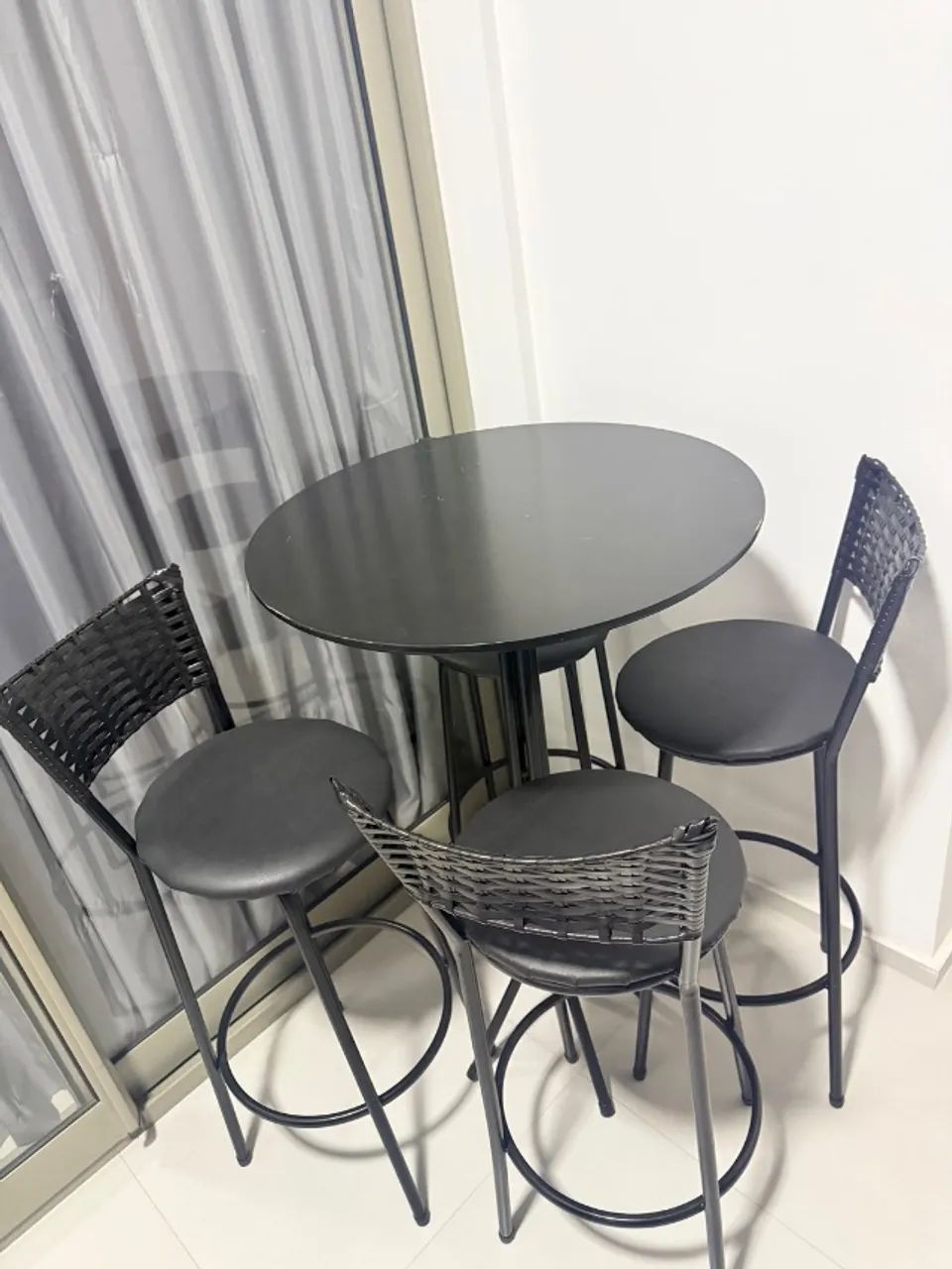 Mesa e banquetas  - Foto 2