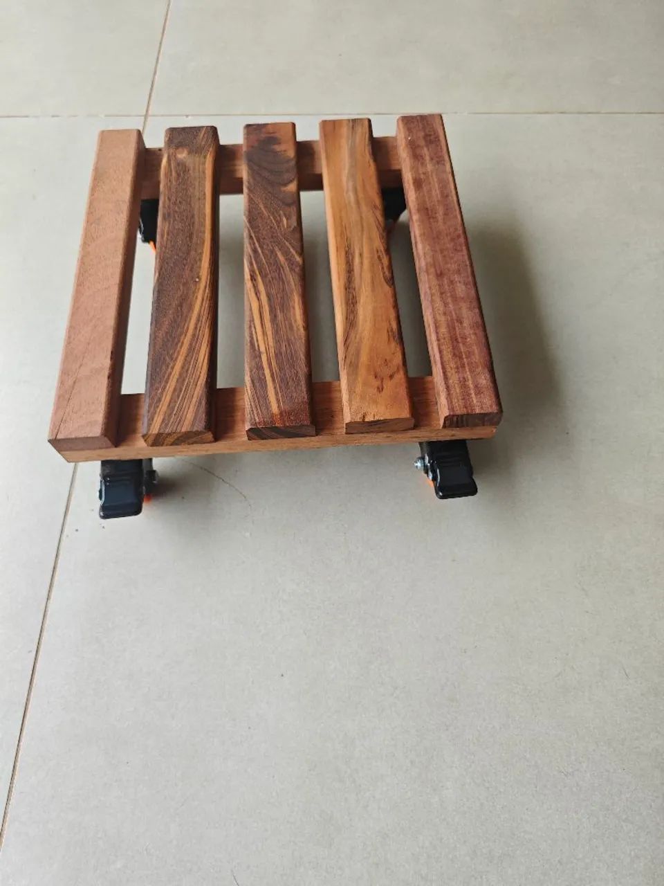 Suporte com rodízio para vaso de planta