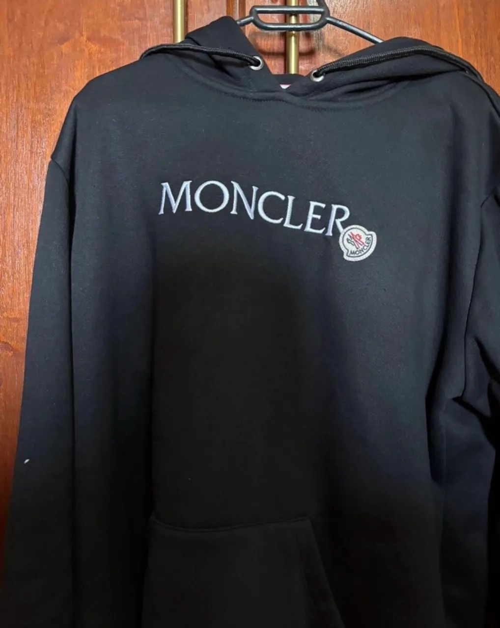 Moletom preto com capuz e logo da marca Moncler. - Foto 2