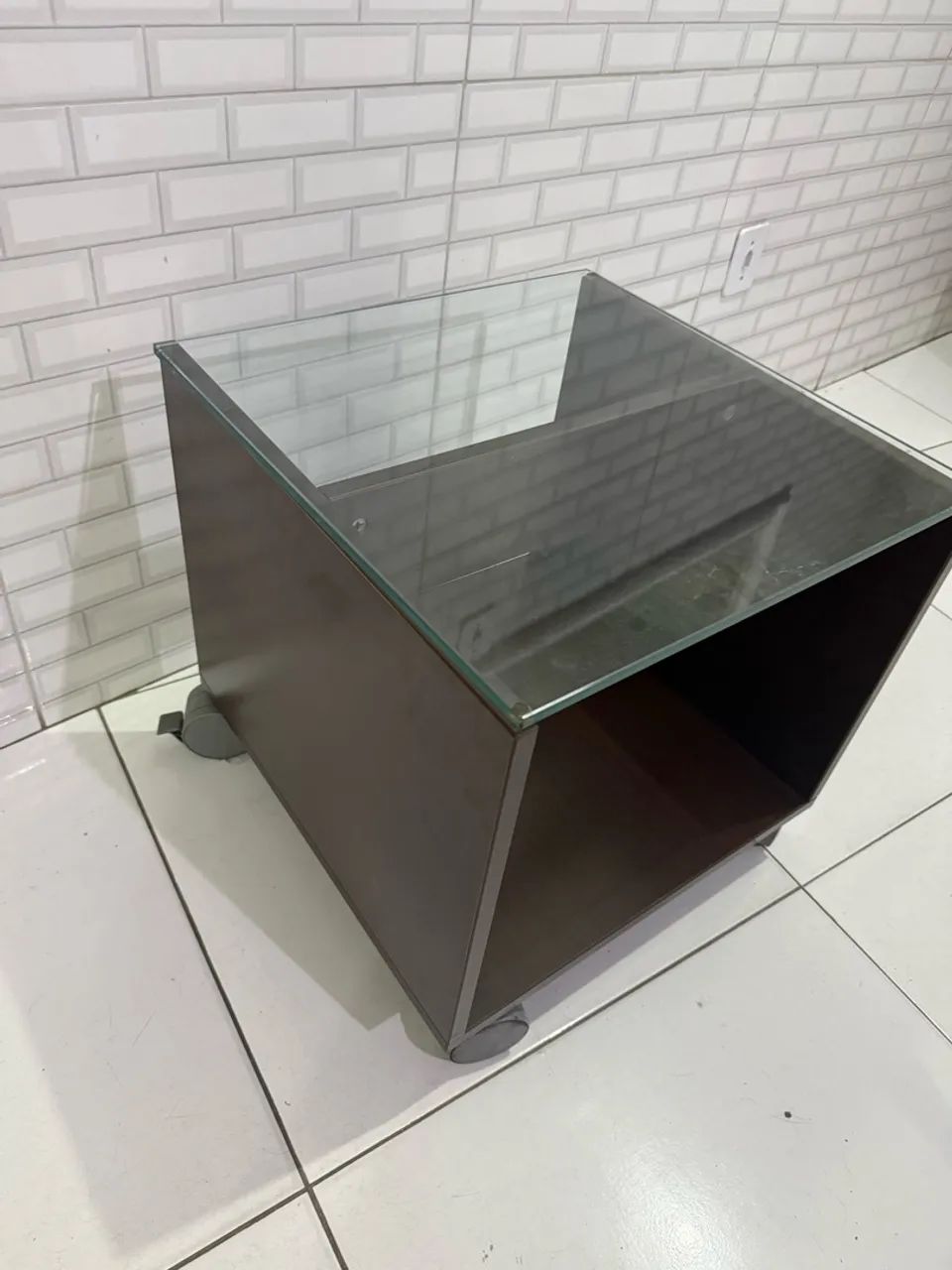 Mesa Lateral / Mesa de Centro com Tampo de Vidro e Rodinhas - Foto 3