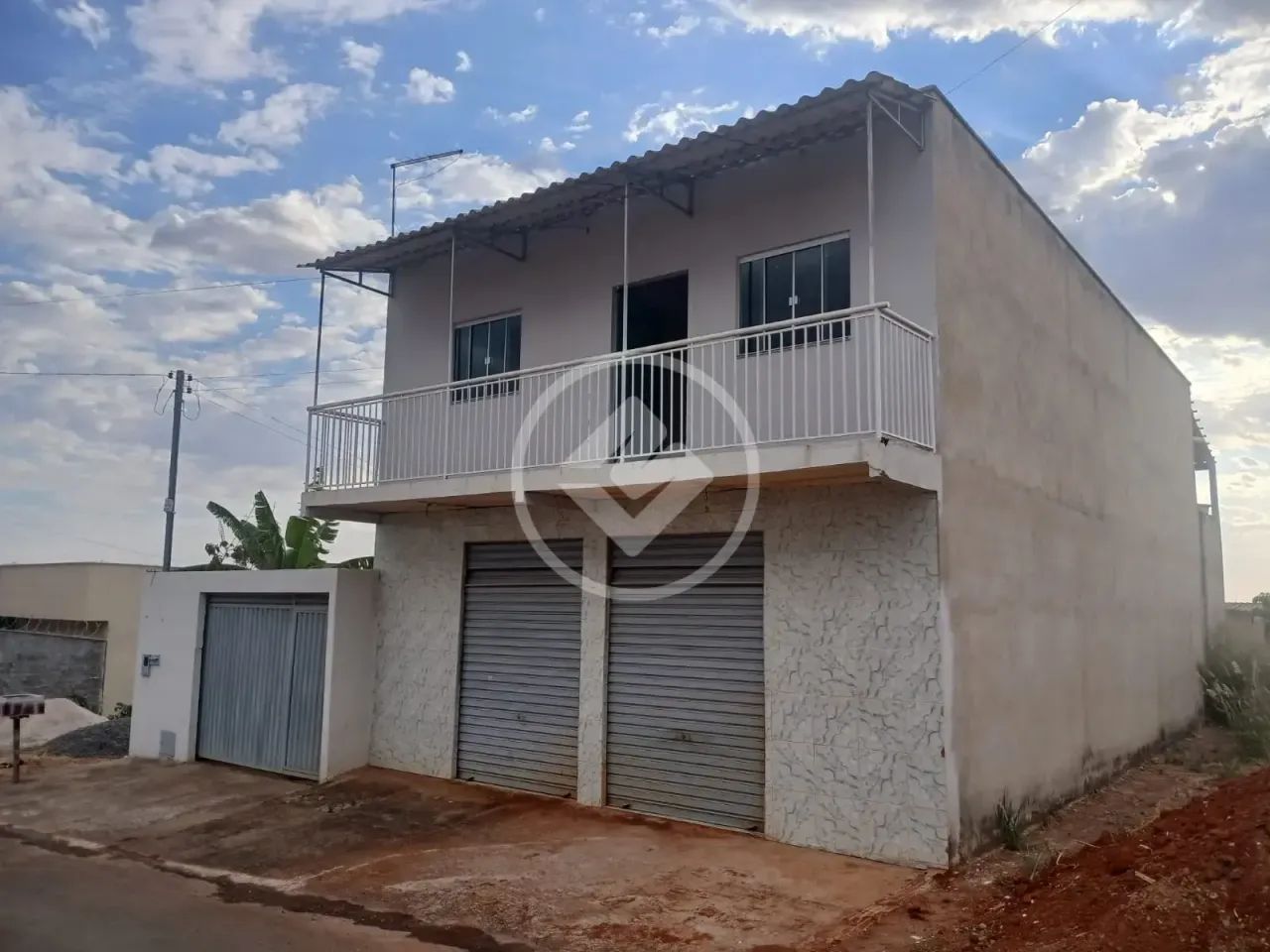 Sobrado com Sala comercial em baixo codigo: 366905
