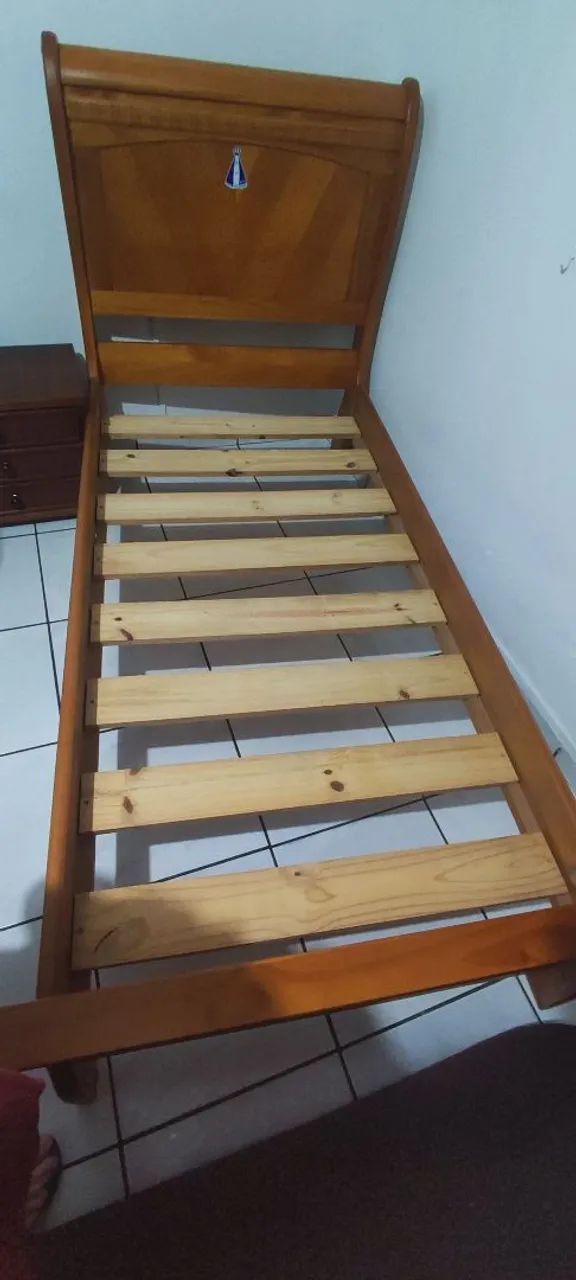 Cama usada de solteiro de madeira em ótimo estado