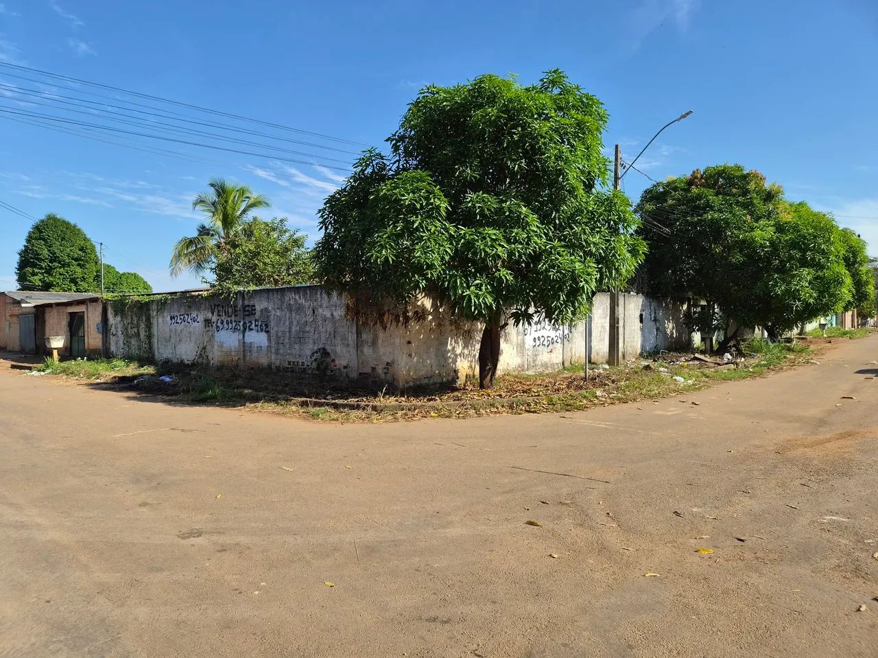 Vendo casa com 3 terrenos de esquina murado. - Foto 5