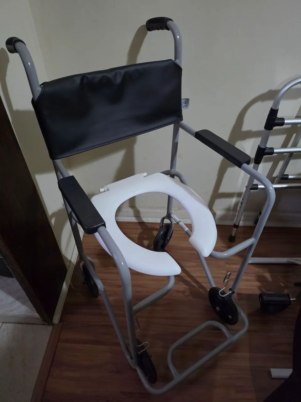 Cadeira higiênica e andador
