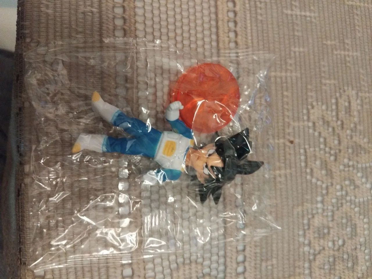 Goku com a roupa de treinamento de 7 a 8 cm