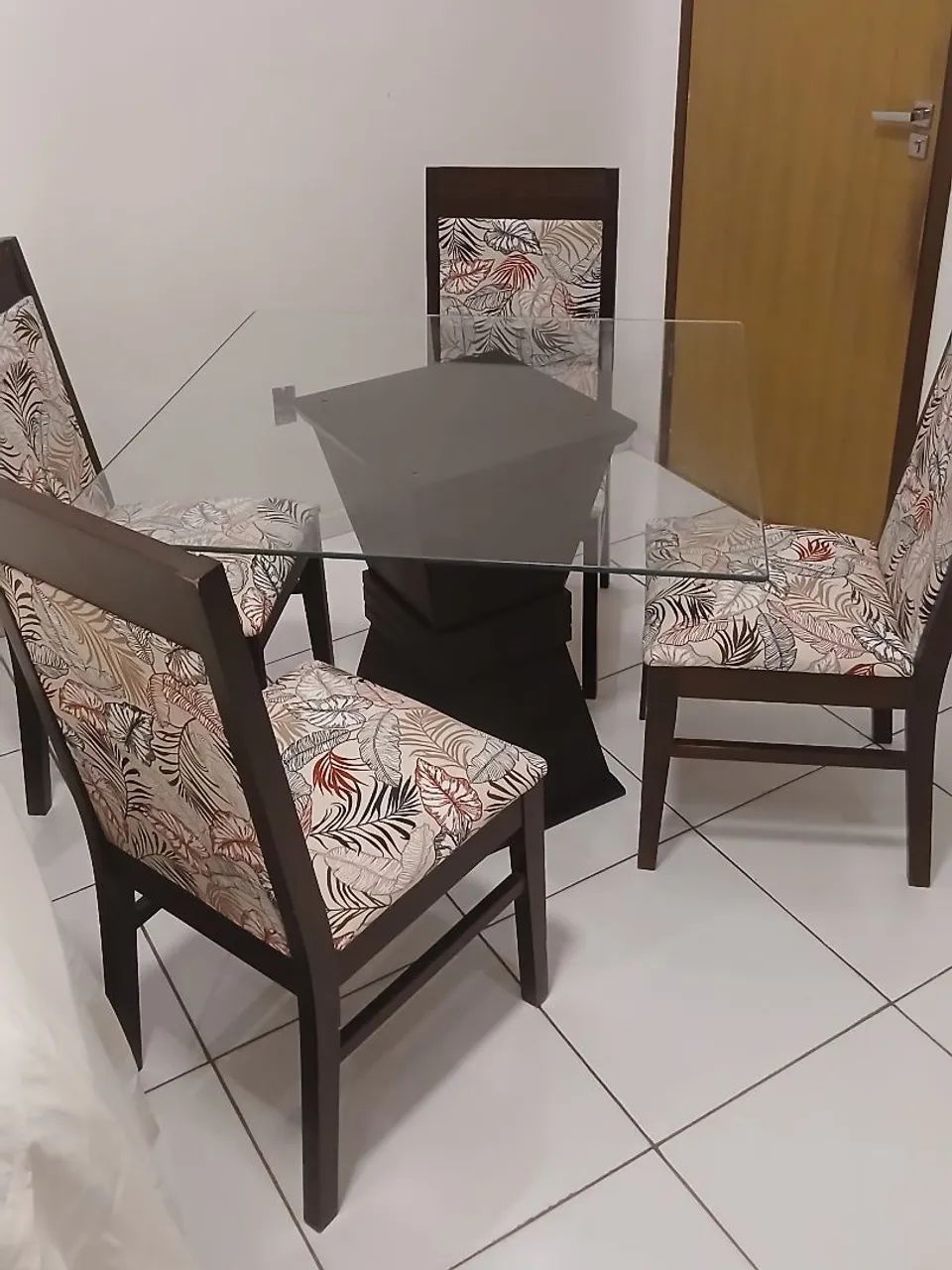 Mesa de Madeira com 4 Cadeiras  - Foto 4