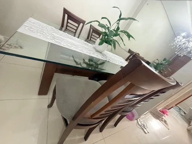 Mesa de jantar de madeira com 5 cadeiras - Foto 2