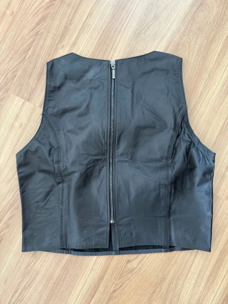 Blusa em couro legítimo semi nova - Foto 2