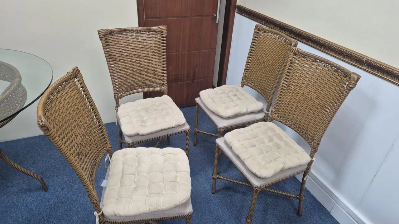 VENDE-SE MESA REDONDA COM 4 CADEIRAS COM PROTEÇÕES, MATERIAL DE VINIL - Foto 3