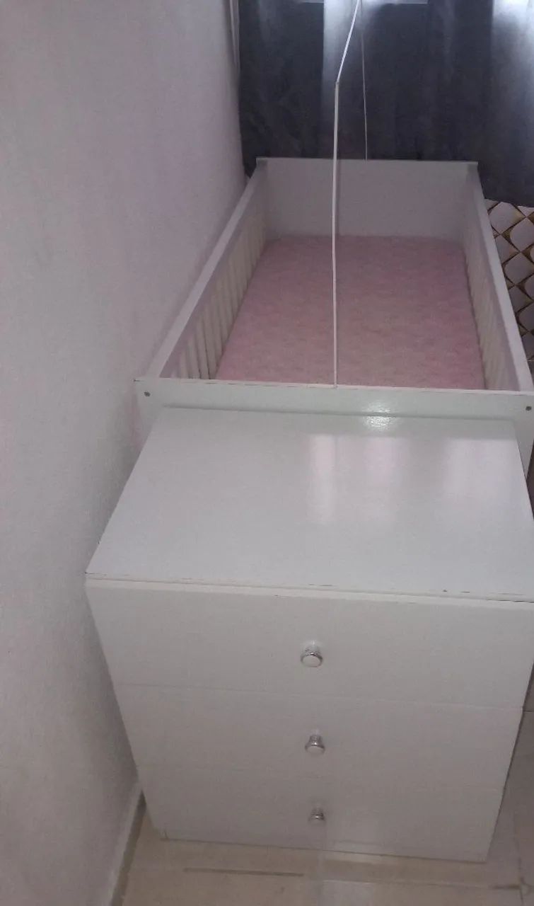 Berço já com uma cômoda embutida 