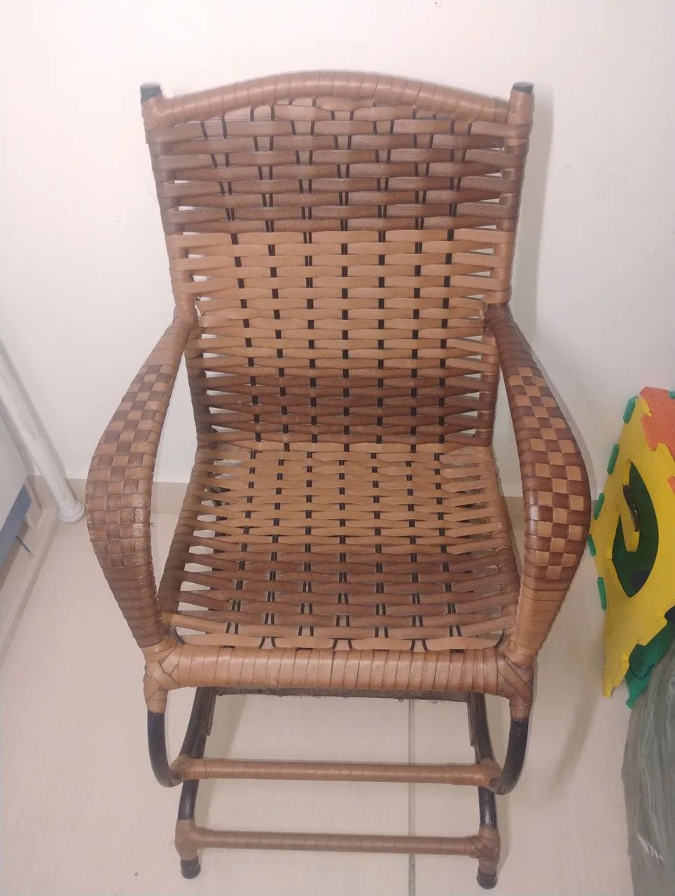 Cadeira de balanço super resistente semi nova 