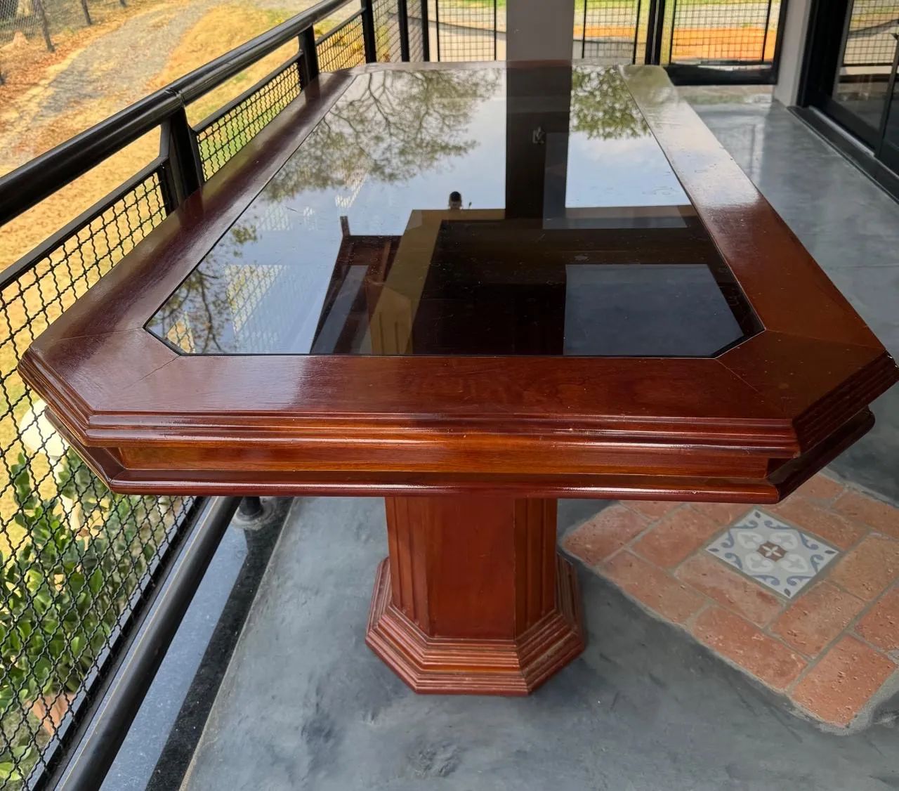 Mesa de madeira com vidro - 8 lugares