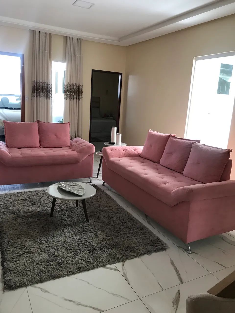 Conjunto de sofás 2 e 3 lugares rosa capitonê em ótimo estado - Foto 3