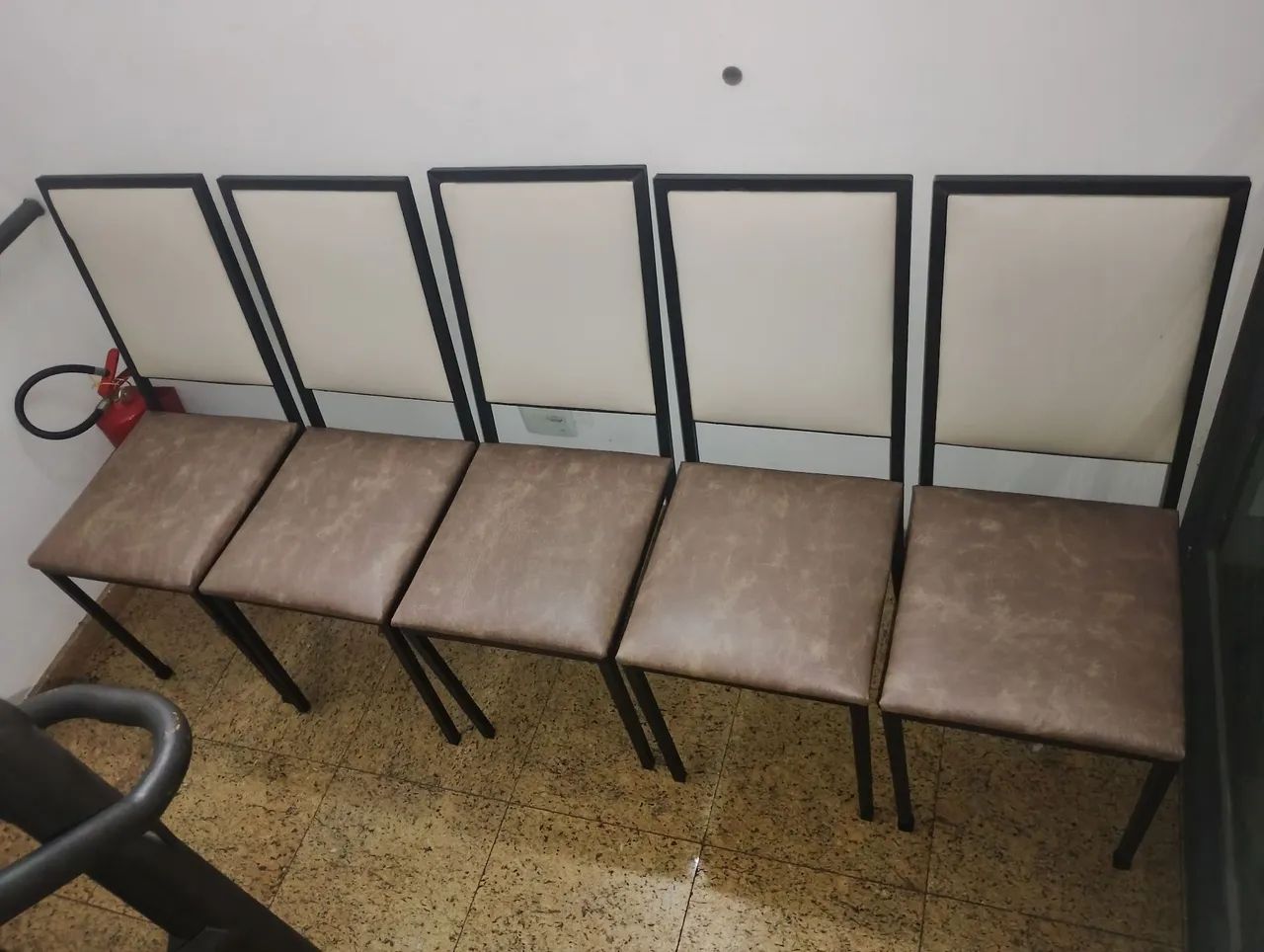 05 cadeiras de ferro com assento estofado