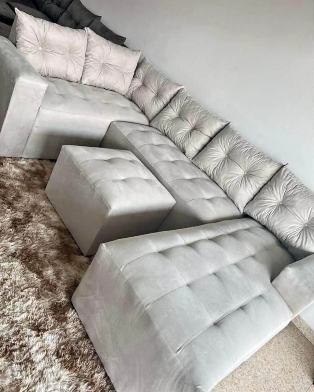 Chaise luxo sofá com almofadas e Puff 