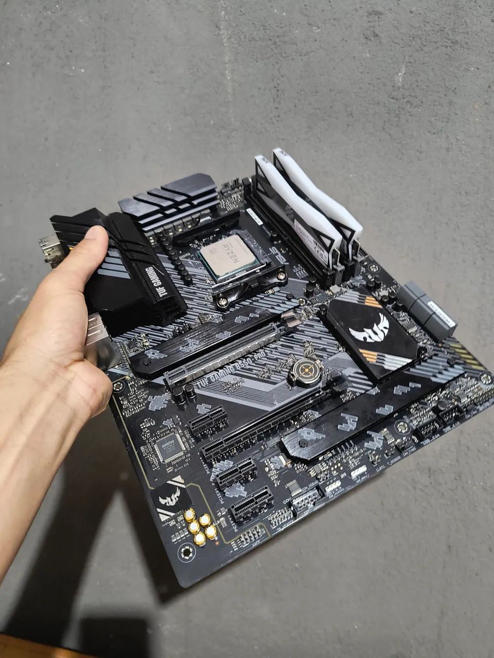 KIT RYZEN 7 5700X3D + B550 + 32GB - Peças de Hardware - Taguatinga