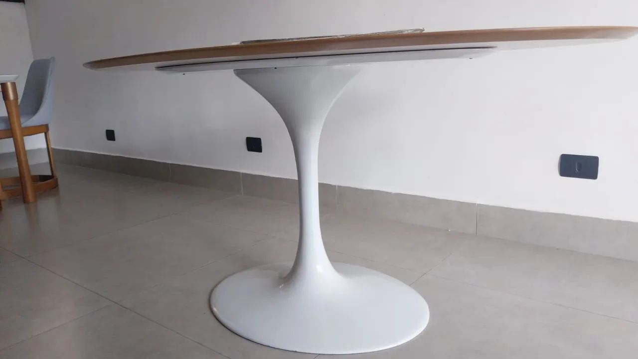 Mesa oval orgânica Saarinen 