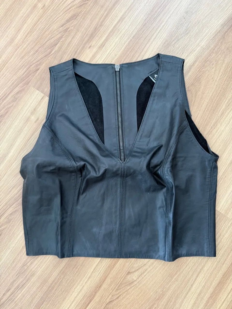 Blusa em couro legítimo semi nova