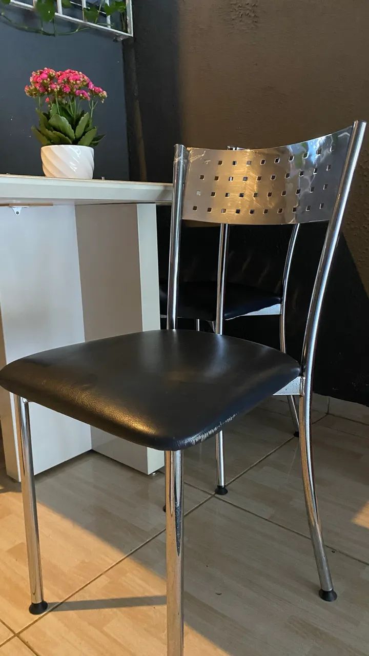 Mesa de vidro e cadeiras de couro - Foto 2