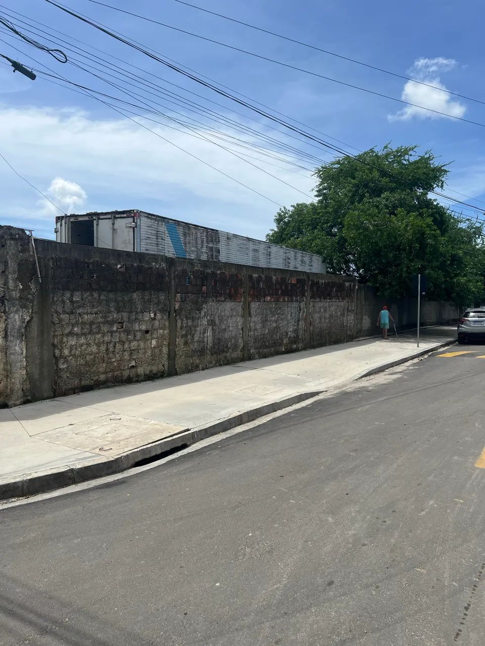 Alugo área no bairro Jiquia,1.000m2, com escritório, refeitório, vestiário 