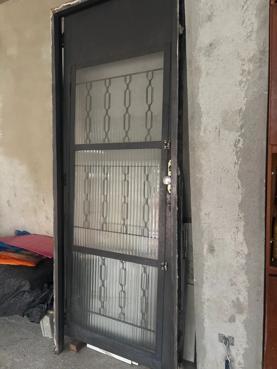 Porta de aço com vidro cinza. 