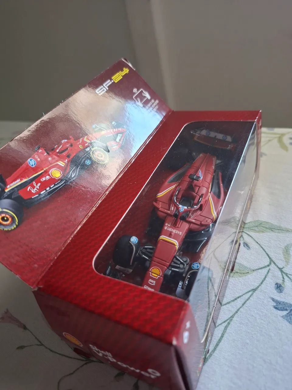 Miniatura Ferrari SF24 F1 Shell com controle via app.  - Foto 2