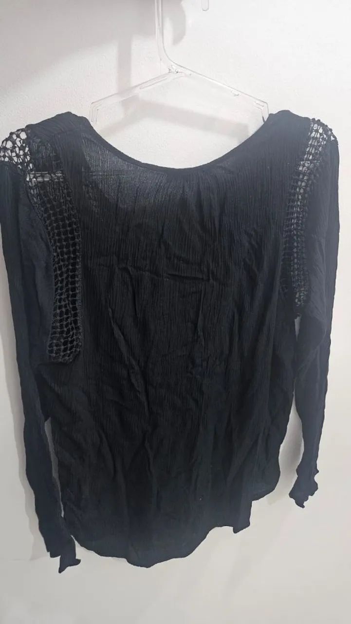 Blusa preta com detalhes renda - Foto 2