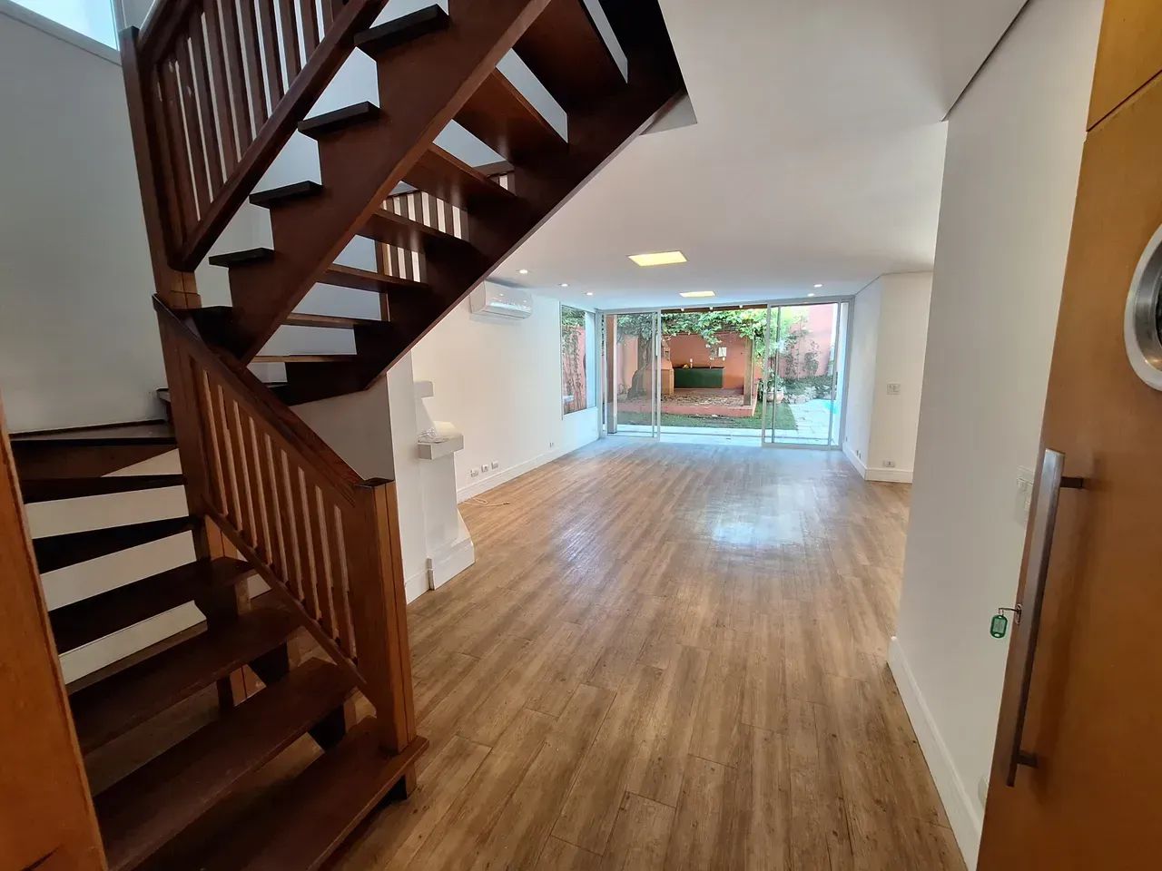Casa 3 Suítes com Piscina e Churrasqueira | 246 m² | 4 Vagas - Foto 2