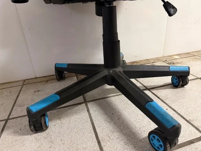Cadeira Gamer Preta e Azul com Rodinhas - Foto 5